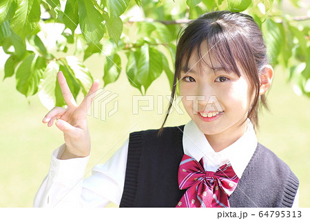 ピースサインの学生　初夏 64795313