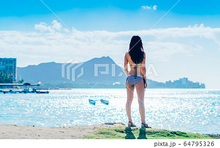 水着の若い女性 水着の若い女性 64795326