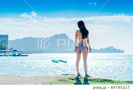 水着の若い女性 64795327
