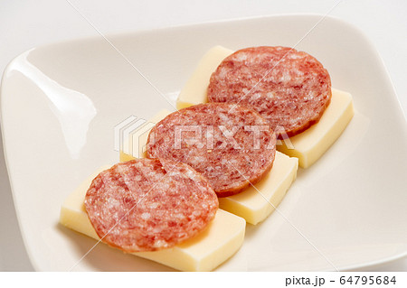 チーズとソフトサラミのおつまみ。 64795684
