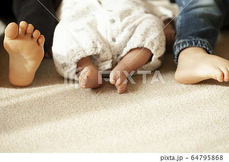 3兄妹 足 3兄妹 足 64795868