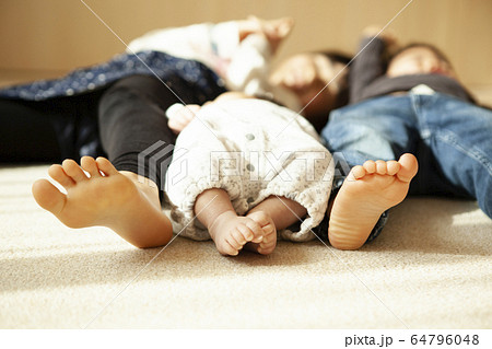 3兄妹 足 3兄妹 足 64796048