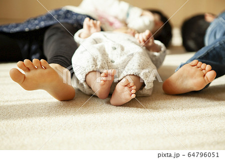 3兄妹 足 3兄妹 足 64796051