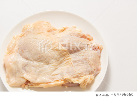鶏肉(鶏モモ肉･生)の皮部分。(白皿･白バック) 64796660
