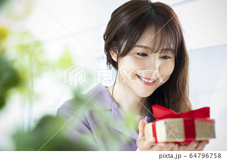 若い女性・プレゼント 若い女性・プレゼント 64796758