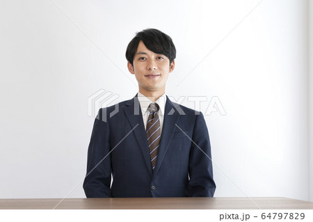 スーツ姿の若い男性 64797829