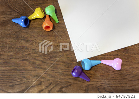 白紙とカラフルなクレヨン 白紙とカラフルなクレヨン 64797923