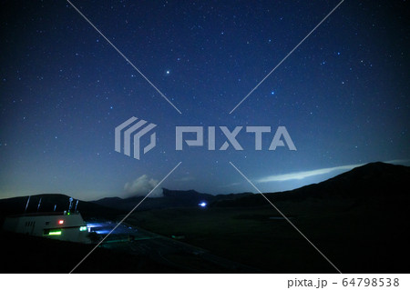 《星座写真》熊本県 阿蘇山噴煙とスピカとからす座とアルクトゥルス 64798538