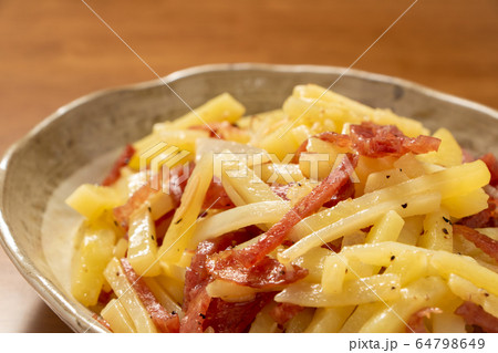 ソフトサラミとジャガイモの炒め物(黒こしょう炒め)。 64798649