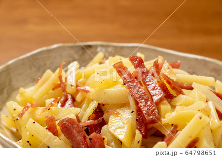 ソフトサラミとジャガイモの炒め物(黒こしょう炒め)。 64798651