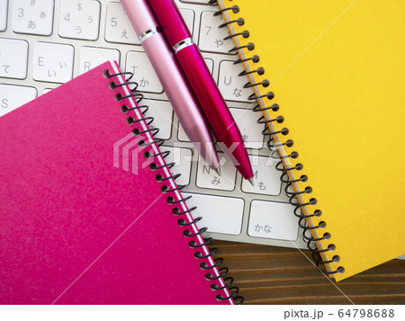 ビジネスイメージ・手帳・キーボード・女性 64798688