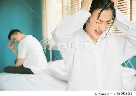 夫婦　カップル　家族　喧嘩　言い争い　家庭　トラブル　人物　素材 64800352