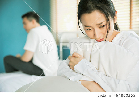 夫婦 カップル 家族 喧嘩 言い争い 家庭 トラブル 人物 素材 夫婦 カップル 家族 喧嘩 言い争い 家庭 トラブル 人物 素材 64800355