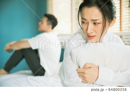 夫婦　カップル　家族　喧嘩　言い争い　家庭　トラブル　人物　素材 64800356