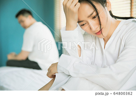 夫婦　カップル　家族　喧嘩　言い争い　家庭　トラブル　人物　素材 64800362