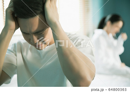 夫婦 カップル 家族 喧嘩 言い争い 家庭 トラブル 人物 素材の写真素材