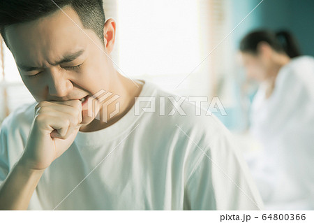 夫婦　カップル　家族　喧嘩　言い争い　家庭　トラブル　人物　素材 64800366