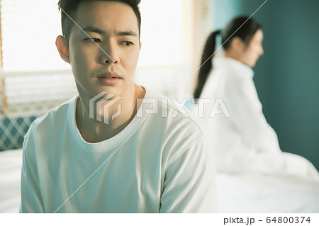 夫婦　カップル　家族　喧嘩　言い争い　家庭　トラブル　人物　素材 64800374