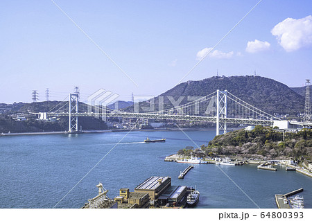 門司港レトロ展望室から見た関門橋 64800393