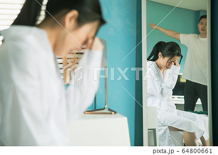 夫婦　カップル　家族　喧嘩　言い争い　家庭　トラブル　人物　素材 64800661