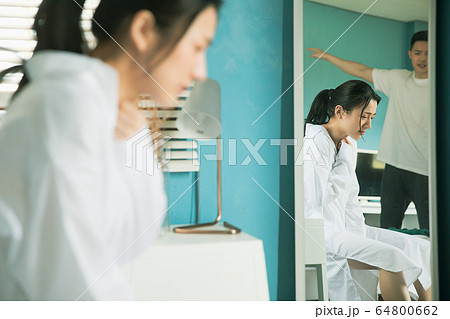 夫婦　カップル　家族　喧嘩　言い争い　家庭　トラブル　人物　素材 64800662