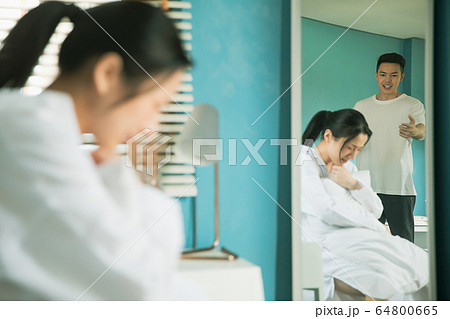 夫婦　カップル　家族　喧嘩　言い争い　家庭　トラブル　人物　素材 64800665