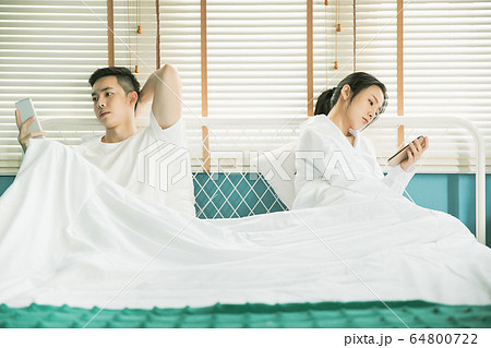 夫婦　カップル　家族　喧嘩　言い争い　家庭　トラブル　人物　素材 64800722