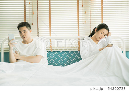 夫婦 カップル 家族 喧嘩 言い争い 家庭 トラブル 人物 素材の写真素材