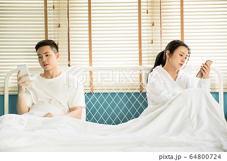 夫婦 カップル 家族 喧嘩 言い争い 家庭 トラブル 人物 素材の写真素材