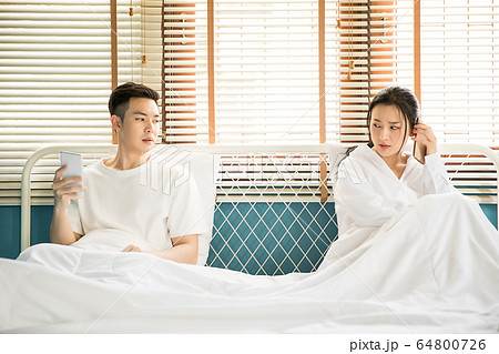 夫婦　カップル　家族　喧嘩　言い争い　家庭　トラブル　人物　素材 64800726