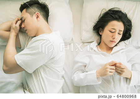 夫婦 カップル 家族 喧嘩 言い争い 家庭 トラブル 人物 素材 夫婦 カップル 家族 喧嘩 言い争い 家庭 トラブル 人物 素材 64800968