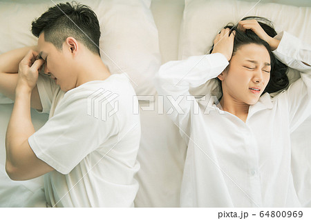 夫婦　カップル　家族　喧嘩　言い争い　家庭　トラブル　人物　素材 64800969