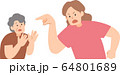 おばあさんを叱る若い女性 64801689