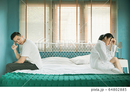 夫婦　カップル　家族　喧嘩　言い争い　家庭　トラブル　人物　素材 64802885