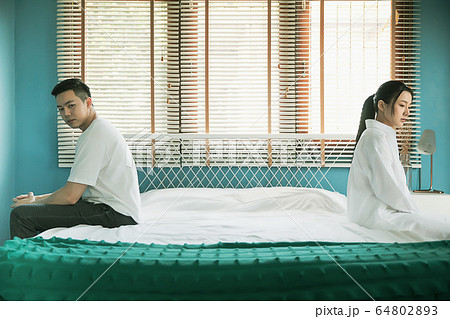 夫婦　カップル　家族　喧嘩　言い争い　家庭　トラブル　人物　素材 64802893