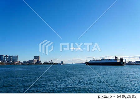 真っ青な海と空　臨海都市東京からタンカーが出港 64802985