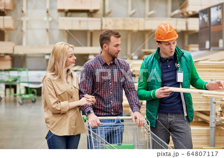 handsome guy worker is expert in his field, consult buyers 64807117