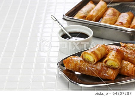 フィリピンのバナナ春巻き 64807287