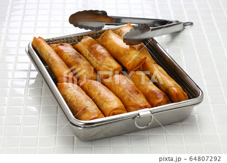 フィリピンのバナナ春巻き フィリピンのバナナ春巻き 64807292