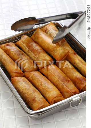 フィリピンのバナナ春巻き フィリピンのバナナ春巻き 64807293