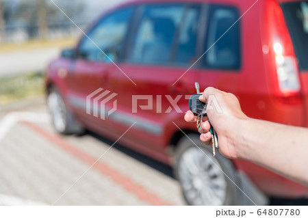 Unlocking a car trunk by remote control Unlocking a car trunk by remote control 64807780