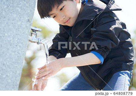 手を洗う男の子 手を洗う男の子 64808779