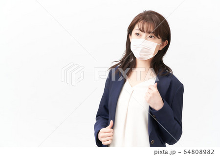 マスクをつけた女性　白バック 64808982