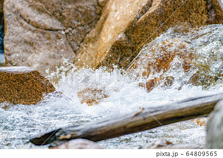 水しぶき 沢 渓流 【長野県】 水しぶき 沢 渓流 【長野県】 64809565