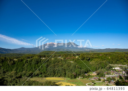 長野県　開田高原　御嶽山と麓の集落 64811393