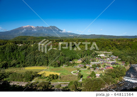 長野県　開田高原　御嶽山と麓の集落 64811564
