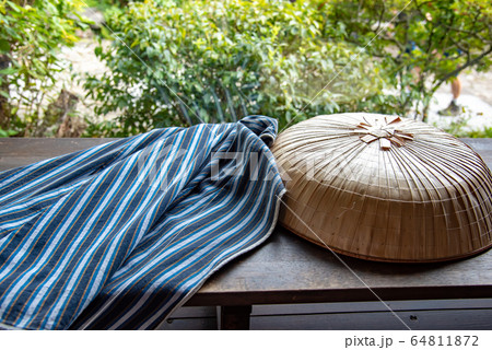 岐阜県 中津川市 馬籠宿 休憩所の窓 三度笠と合羽 岐阜県 中津川市 馬籠宿 休憩所の窓 三度笠と合羽 64811872