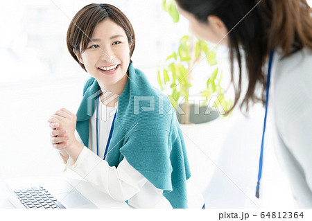 女性　ビジネスシーン 64812364