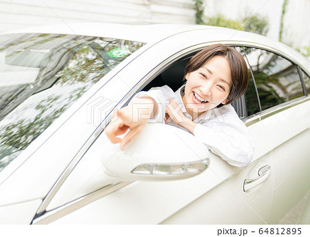 女性 ドライブ 車 女性 ドライブ 車 64812895