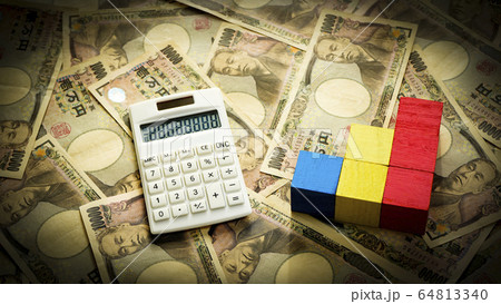 お金　一万円札　電卓　積木 64813340